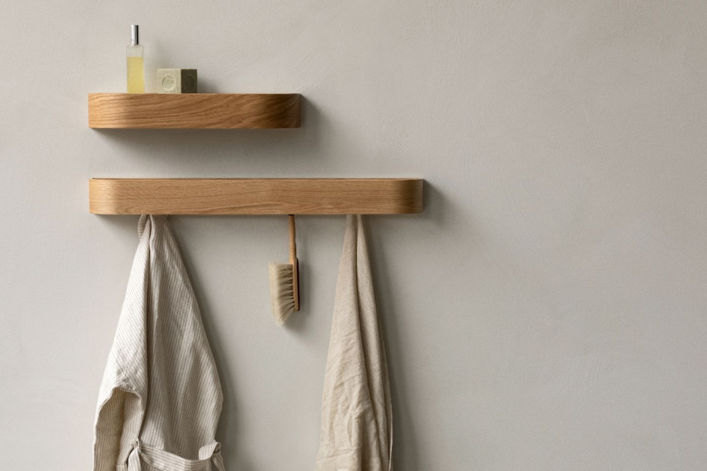 Garderobenleiste aus Holz im Badezimmer mit Bademantel