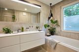 Badezimmer mit Einbauschrank und Grünpflanzen
