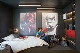 Jugendzimmer mit dunkelgrauen Wänden und Star Wars-Postern