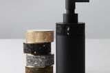 Schwarzer, mit Swarovski-Kristallen besetzter Seifenspender von Decor Walther vor grau-weißem Hintergrund