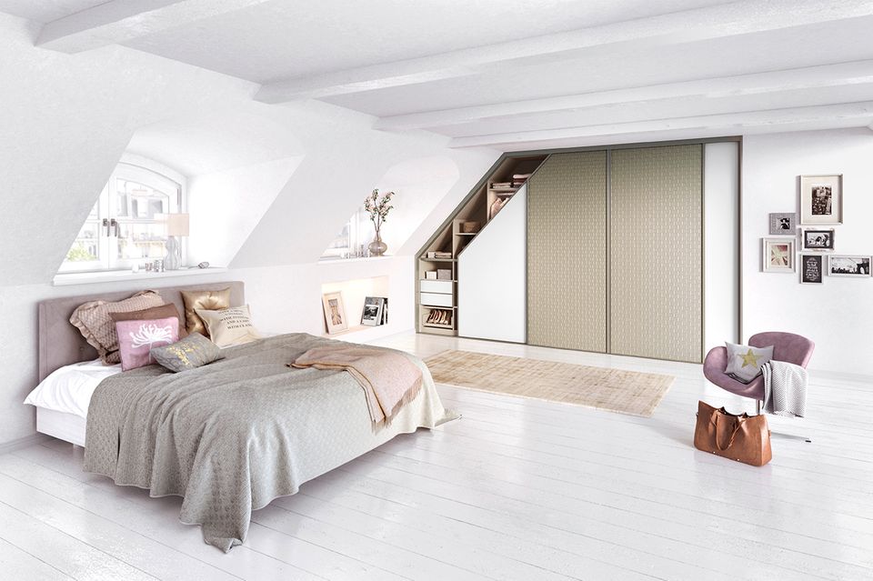 Beige-weißer Einbauschrank in einem weißen Schlafzimmer mit Dachschräge und naturfarbenen Textilien