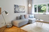 Gemütliches Wohnzimmer mit grauem Sofa