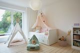 Kinderzimmer mit Betthimmel und Tipi
