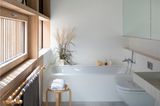 Badezimmer mit Betonboden und Holzstützen
