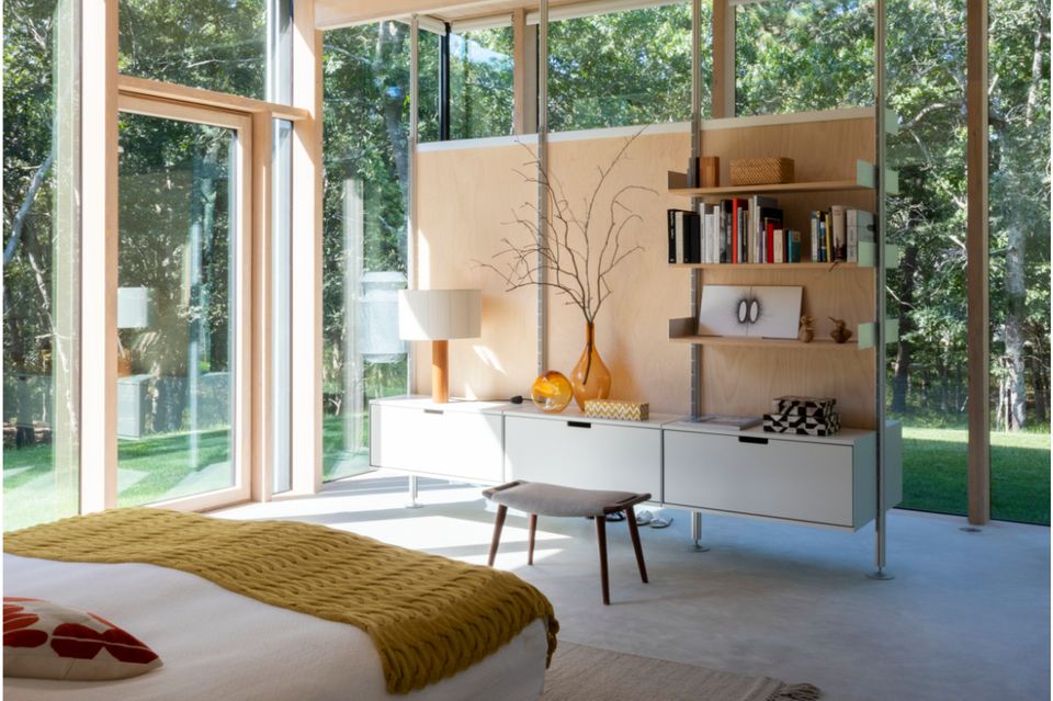 Schlafzimmer mit Holzdecke und Regal als Raumteiler