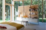 Schlafzimmer mit Holzdecke und Regal als Raumteiler