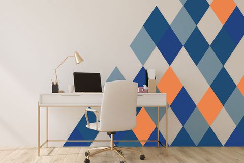 Geometrisches Rautenmuster in Blau-Orange in einem Homeoffice mit weißen Möbeln