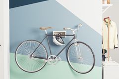Geometrische Farbflächen im Flur mit einer Fahrradaufhängung und einem Fahrrad