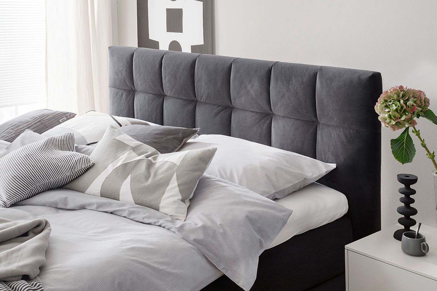 Kissenhülle mit organischen Formen im Boxspringbett