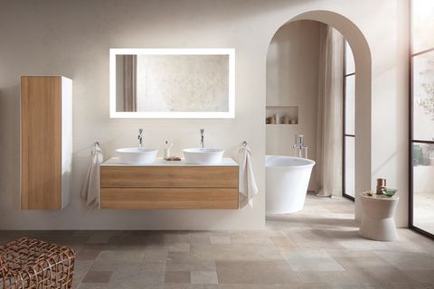 Natürliches Badezimmer mit organischen Silhouetten, Holzfronten und Triumphbogen zur frei stehenden Badewanne