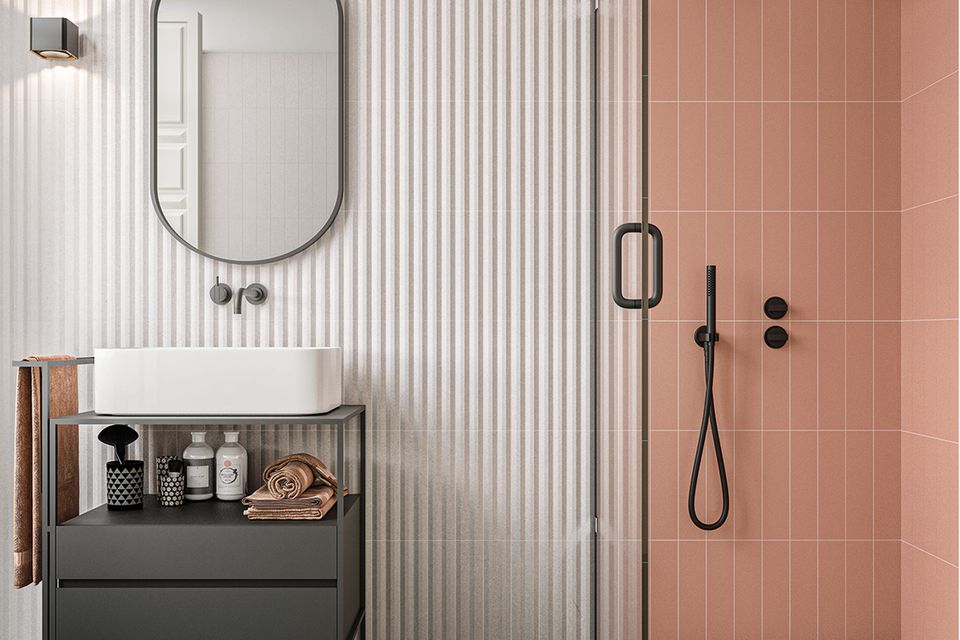 Badezimmer und Dusche mit Metrofliese "Freehand" von Wow Design in Nude