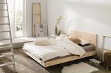 Schlafzimmer mit natürlicher Einrichtung aus Holz