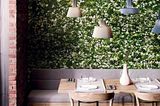 Luftreinigende Wandfliese "Limpha" von Casalgrande Padana mit Blumenmotiv in einem Restaurant