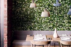 Luftreinigende Wandfliese "Limpha" von Casalgrande Padana mit Blumenmotiv in einem Restaurant