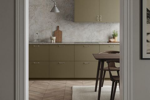 Küche in Oliv von Superfront und Ikea