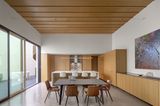 Wohnraum mit Esstisch und Küchentresen, Fronten aus Holz