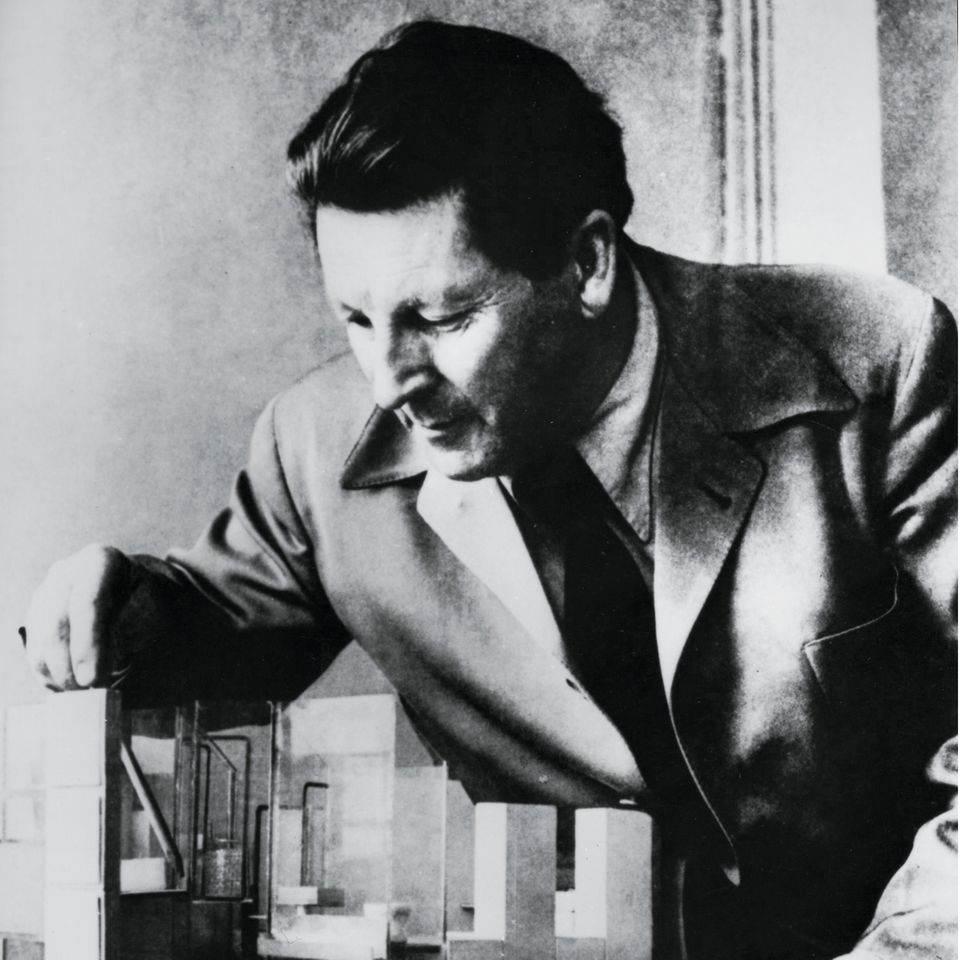 Gerrit Rietveld wurde 1888 in Utrecht geboren und schloss sich 1918 der "De Stijl"-Bewegung an. Im gleichen Jahr gestaltete er sein erstes Möbel, den rot-blauen Stuhl. 15 Jahre darauf folgte der Zickzack-Stuhl.