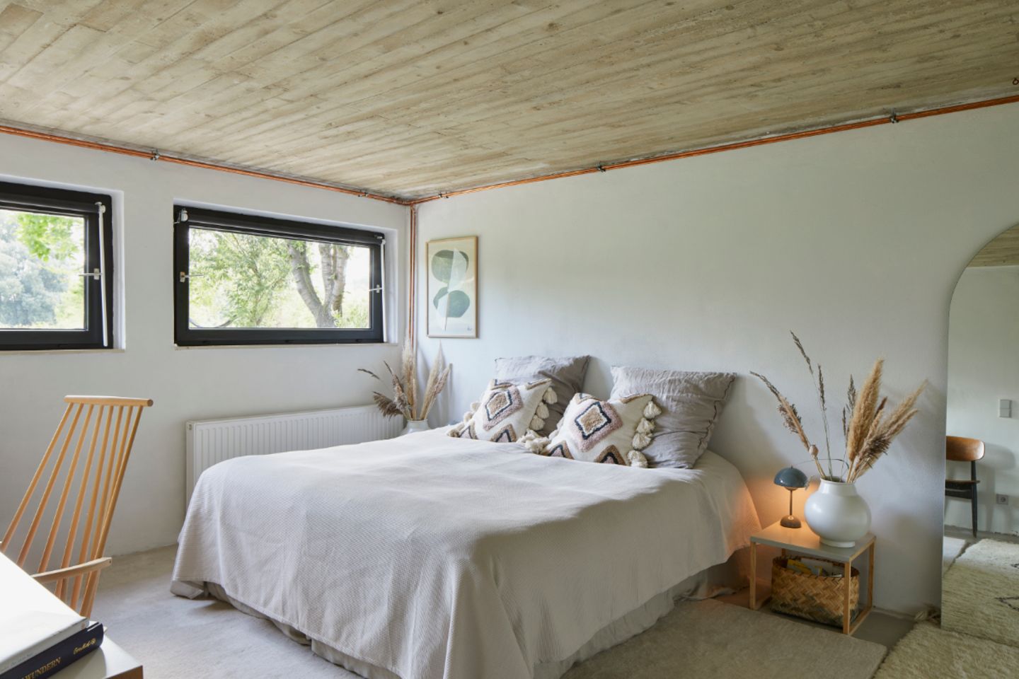 Schlafzimmer mit niedriger Decke im Souterrain