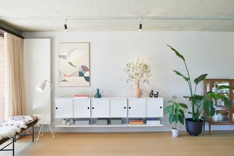 Wohnzimmer mit langem Sideboard von String in Weiß