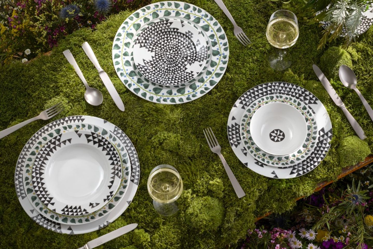 Porzellankollektion "Magic Garden“ von Rosenthal auf einem mit Moos bedeckten Tisch