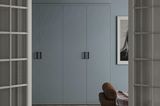 Blauer Einbaukleiderschrank