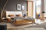 Schlafzimmer mit dunkelgrauer Wand und viel Holz