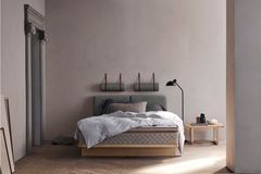 Loftartiges Schlafzimmer mit Wand in grauem Beton