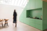 Wohnküche mit mintgrünen Fronten und verglastem Dach