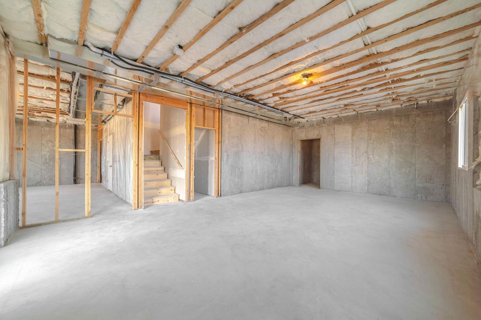 Bei Neubauten wie Fertighäusern versperrt ein moderner Fertigkeller Radon den Weg ins Haus. Bei Altbauten hilft in Risikogebieten nur eine umfassende Sanierung – oder der Verzicht auf Wohnräume im Untergeschoss.