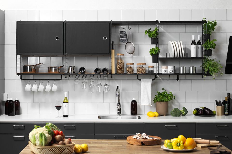 Küchensystem in schwarz von String mit Regalen, Stangen, Haken