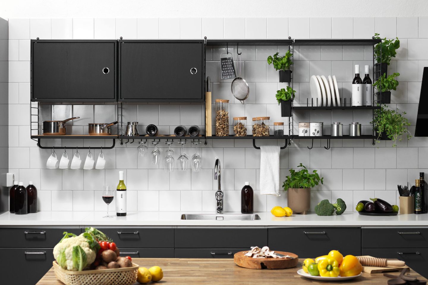 Küchensystem in schwarz von String mit Regalen, Stangen, Haken
