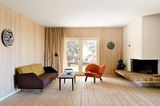 Sofa "77" und Sessel "Pelican" von Finn Juhl in einem holzgetäfelten Raum