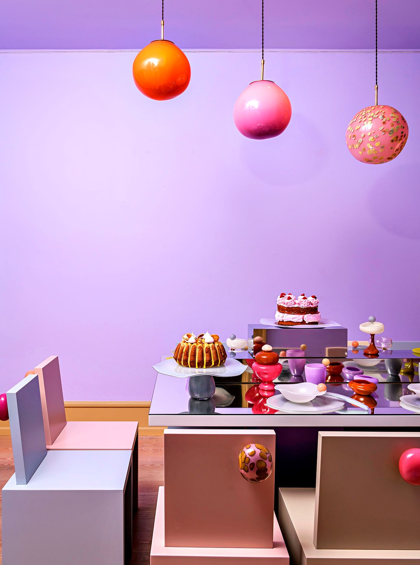 Reichlich gedeckter Tisch mit Süßwaren in Bonbonfarben