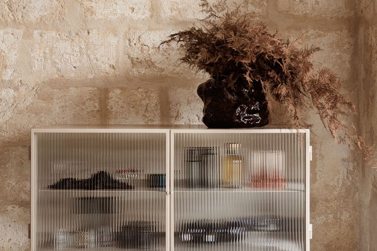 Kommode mit Glasfront dekorieren