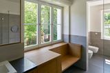 Badezimmer mit Einbauten aus gebeizter Eiche und Blick aus dem Fenster