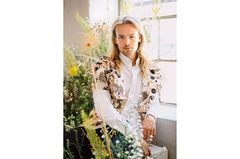 Sebastian Conrad in weiß-geblümtem Hemd vor blühenden Schnittblumen