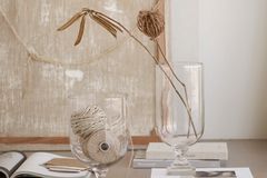 Zwei unterschiedlich große Glasvasen mit getrockneten Zweigen und Hanfschnüren dekoriert
