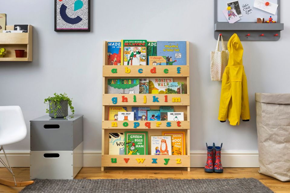 Kinderzimmer mit Bücherregal aus Holz mit Buchstaben