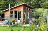 Gartenlaube in einem Schrebergarten im Hochsommer