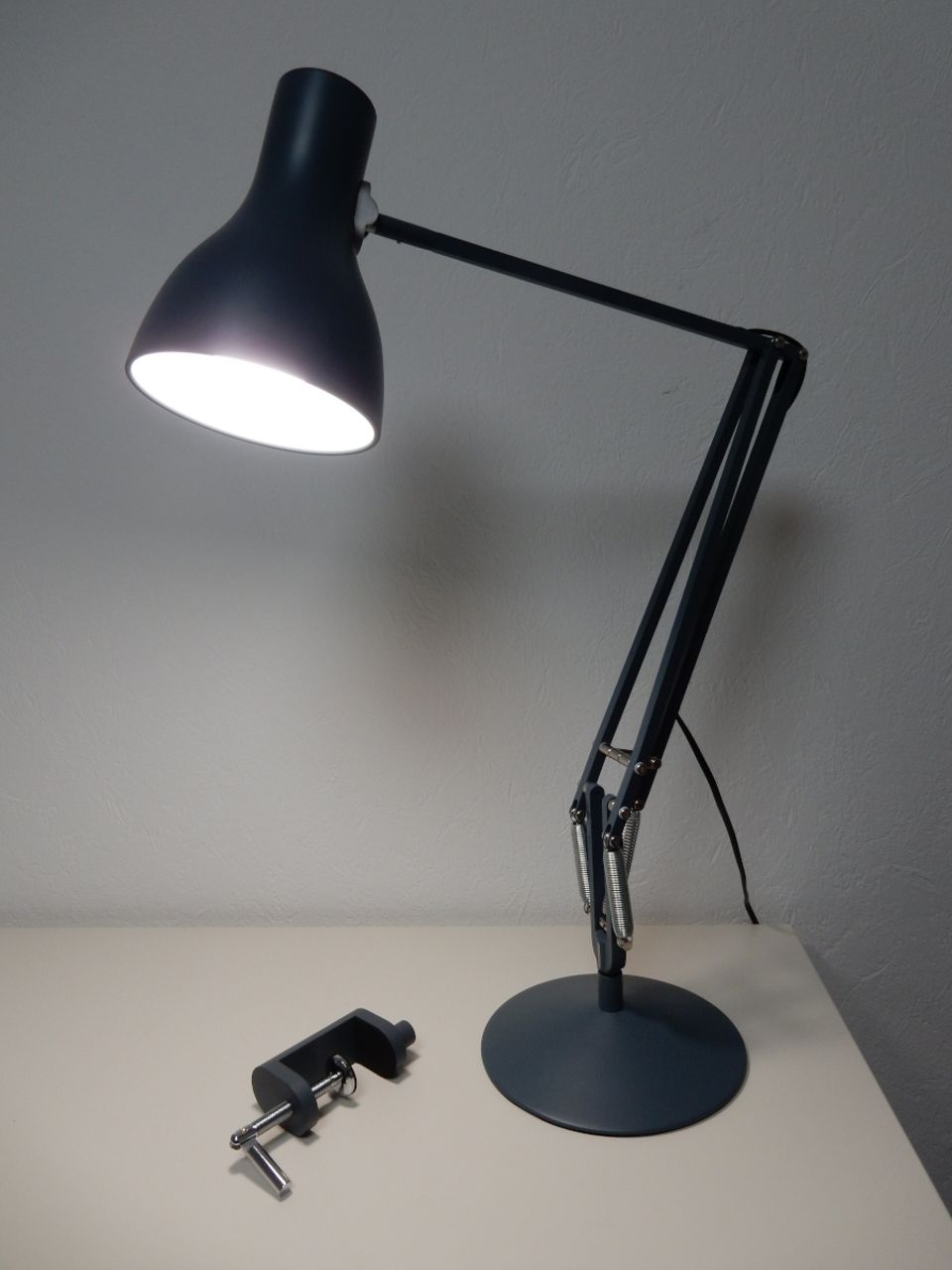 Die Tageslichtlampe "Tifez" von Natur-Nah kommt mit einem Vollspektrum-LED-Leuchtmittel, das die Qualitäten des Sonnenlichts ins Homeoffice holt