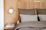 Bett mit Betthaupt aus Holz und Seersucker-Bettwäsche "Wave" von Södahl