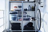 Metallregal mit Fahrrad-Ausrüstung