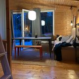 Gartenhaus von innen mit einem Tisch und einer Bank in der Bildmitte