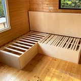 Unterkonstruktion eines Schlaf- und Polstermöbels in einer Gartenlaube