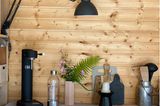 Küchenzeile in einem Gartenhaus aus Ikea-"Ivar"-Schränken
