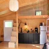 Küchenzeile aus &quot;Ivar&quot;-Regalen in einer Gartenlaube