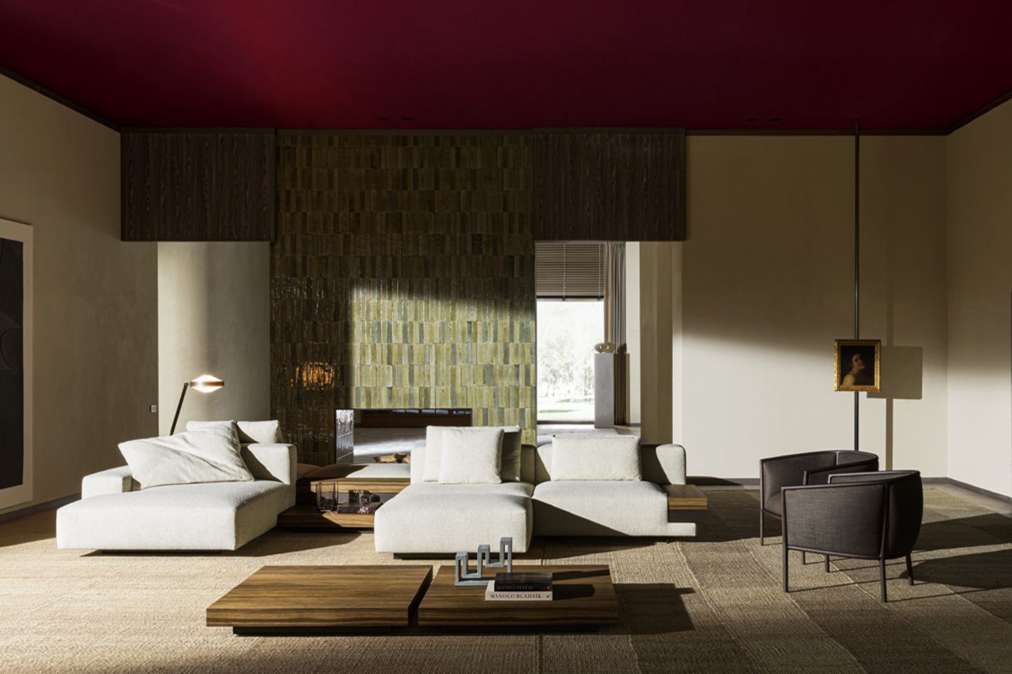Sofa "Marteen" von Molteni in einem luxuriösen Wohnzimmer in Beige- und Grüntönen