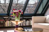 "Bell Table" von Classicon in einem Wohnzimmer mit verglaster Dachschräge