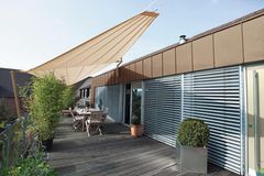 Große, längliche Dachterrasse mit Sonnensegel "Sonea" von Warema