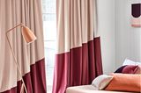 Schlafzimmer mit zweifarbigen dicken Velours-Vorhängen mit Farbverlauf in Pfirsich und Rot